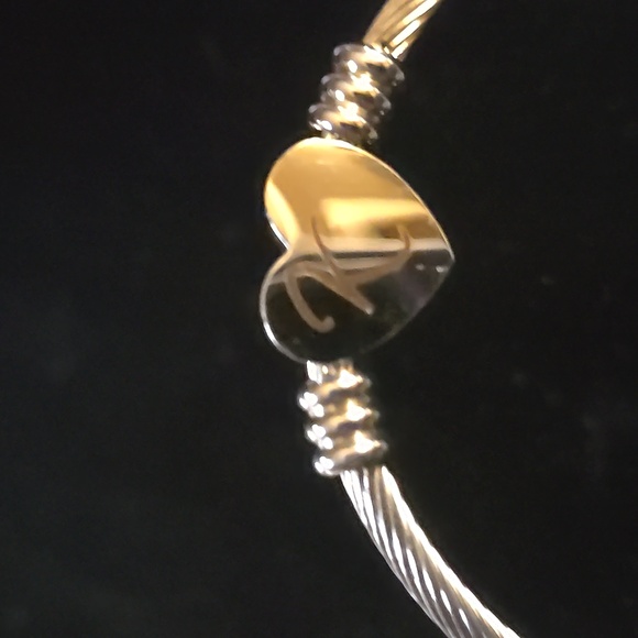 PINK BOX NWT SILVERTONE INITIAL K BRACELET - Picture 3 of 3